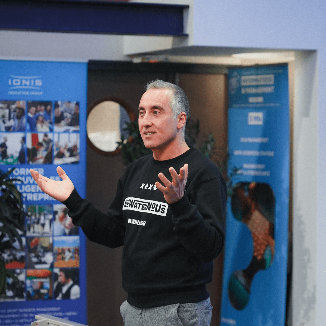 Intervenant professionnel échangeant avec des étudiants lors d’un Café Carrière ou Career Booster à Ionis-STM