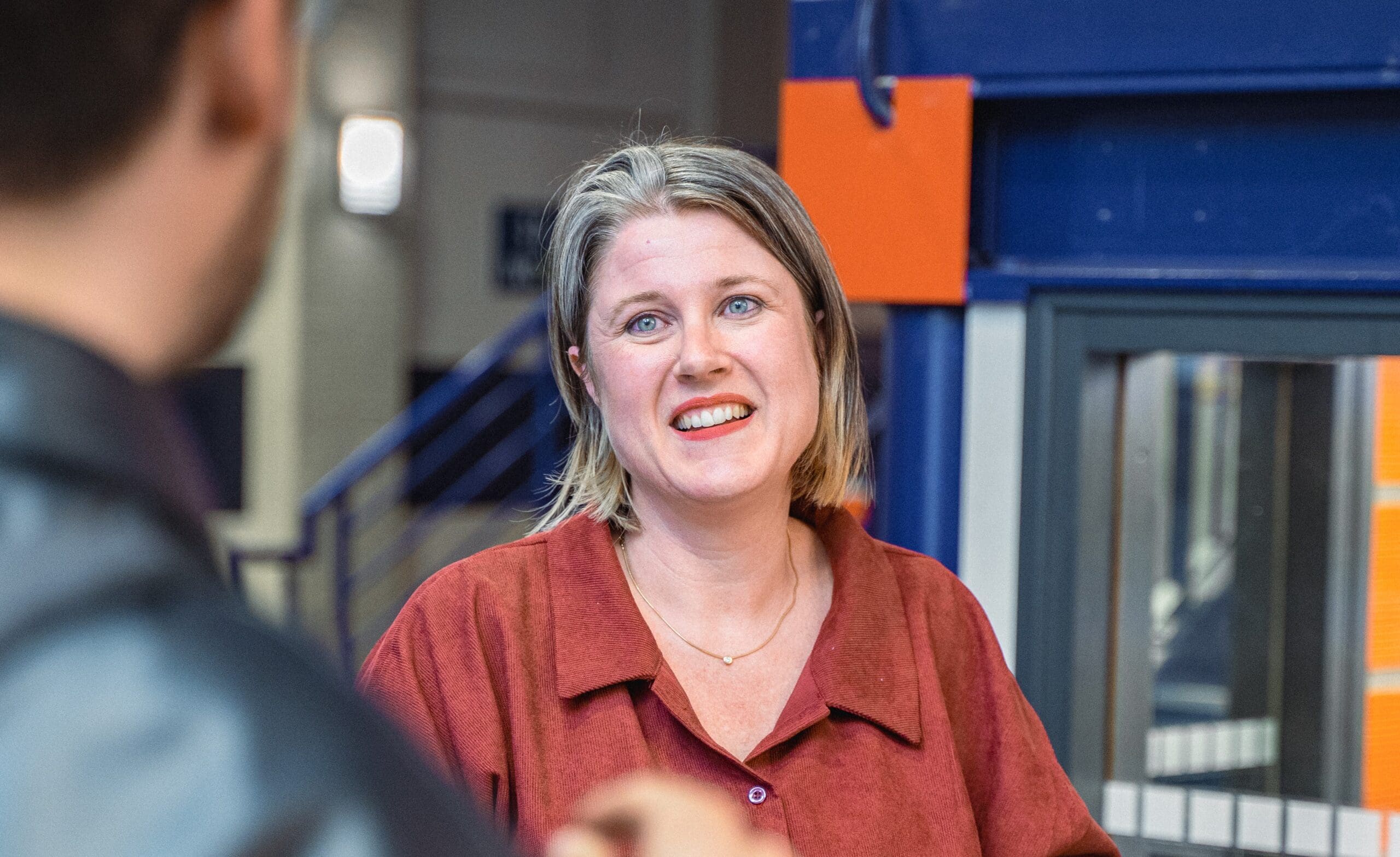 Chloé Leprêtre, Head of Global R&D External Innovation chez Servier, échangeant avec des étudiants Ionis-STM