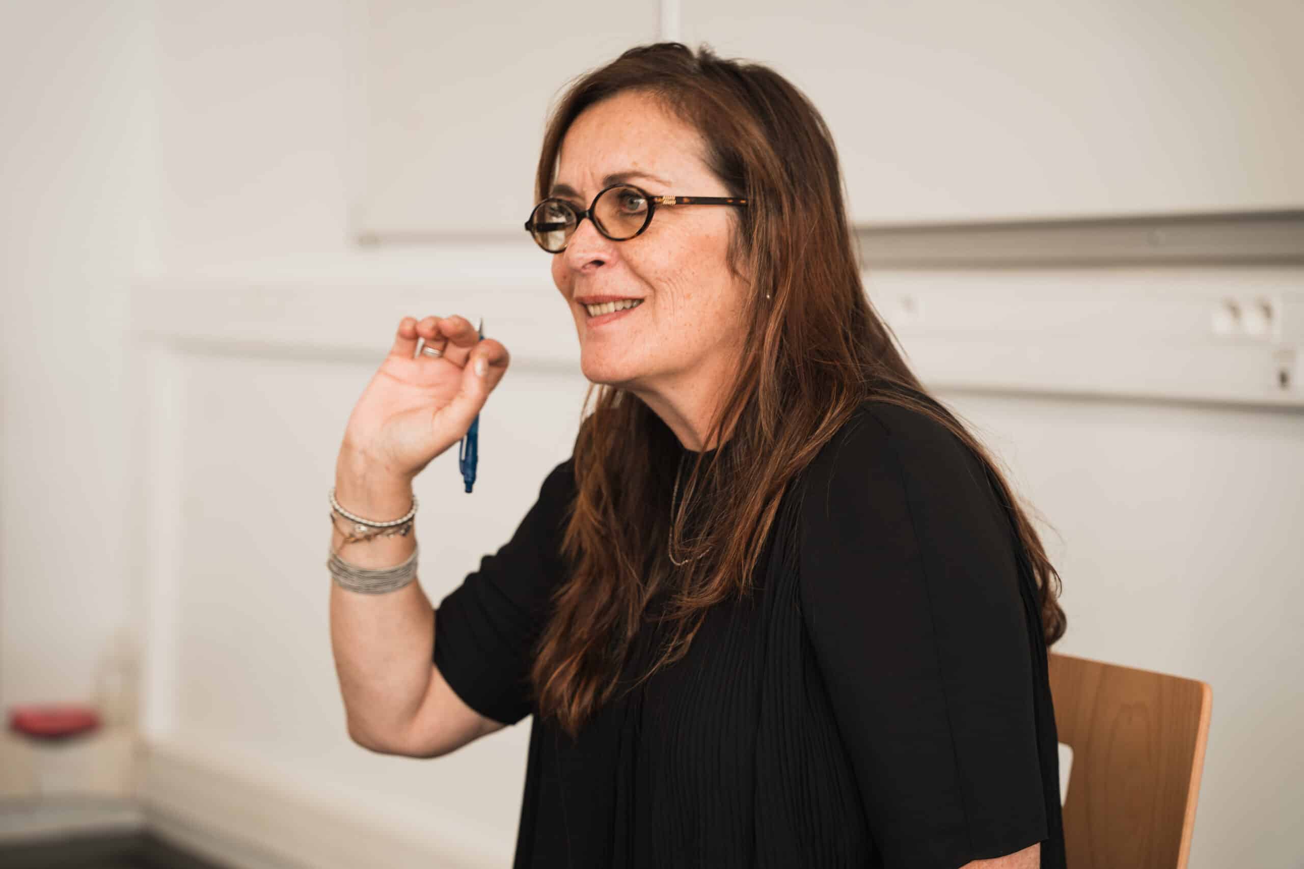 Intervenante accompagnant des étudiants dans un atelier de communication orale et expression professionnelle