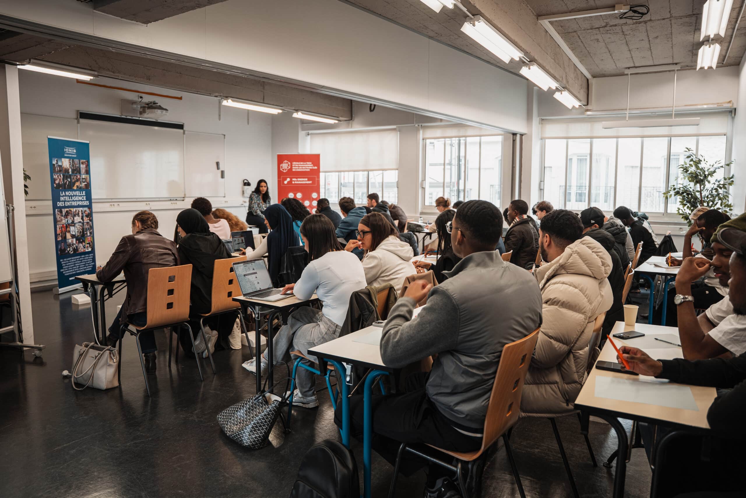 Groupe d’étudiants participant à un atelier collectif pour renforcer la confiance en soi et l’aisance professionnelle