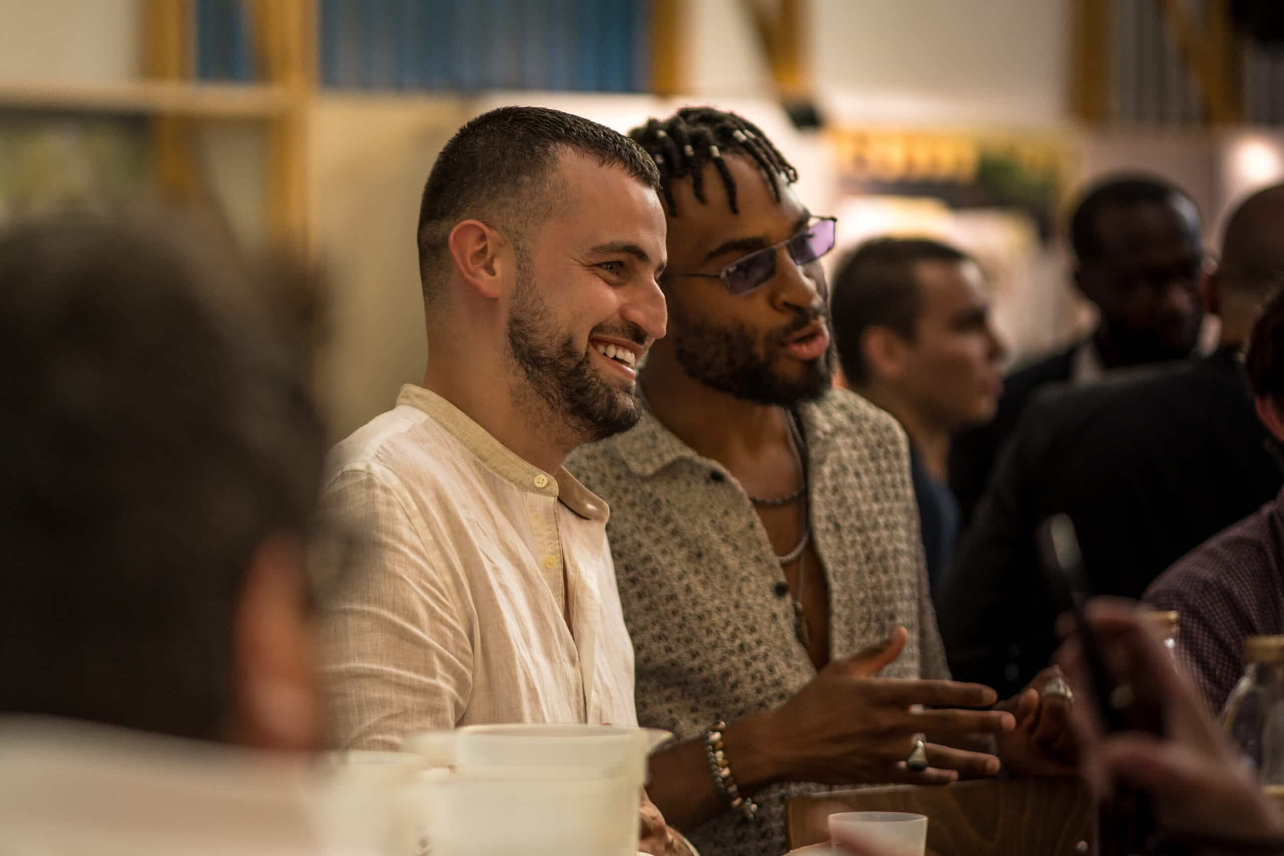 Alumni Ionis-STM discutant lors d’un moment convivial pendant un événement réseau.