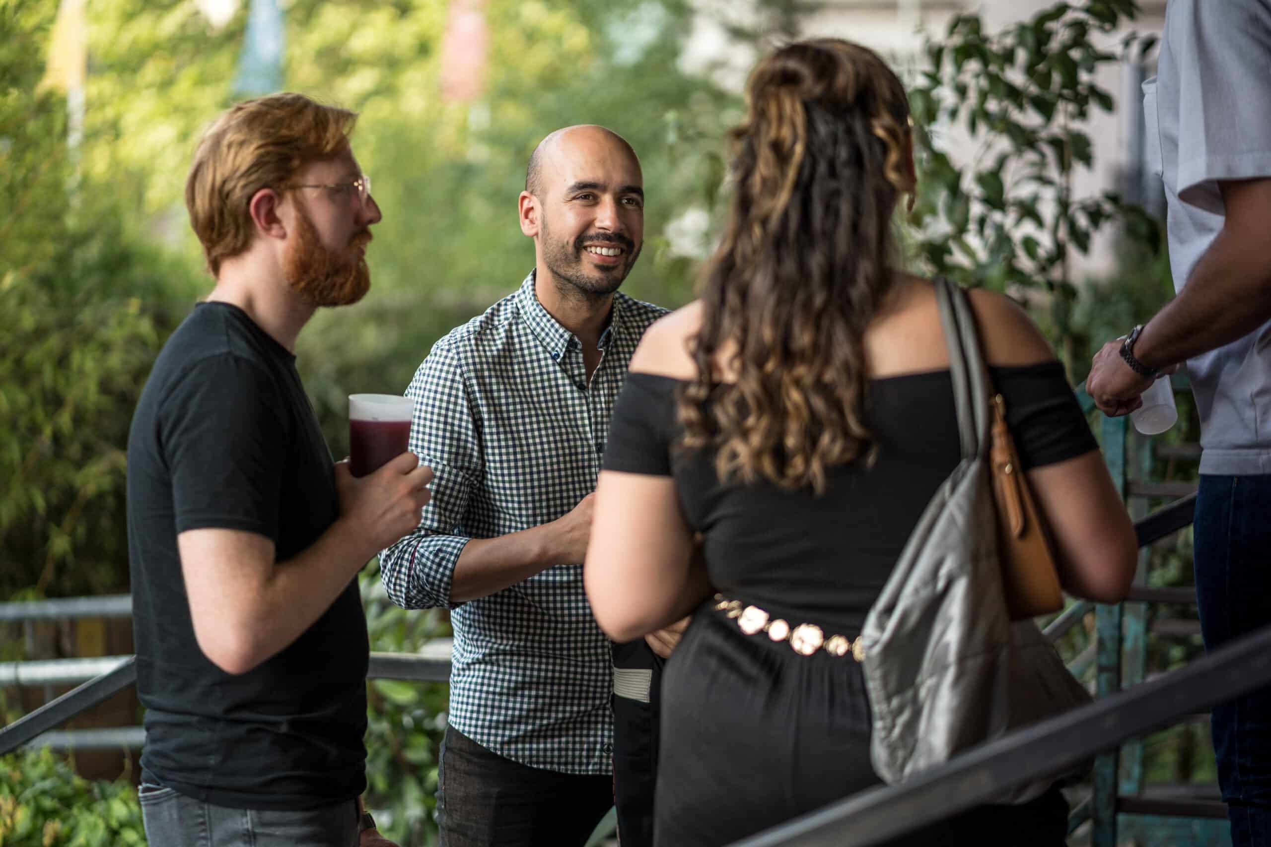 Participants échangeant lors d’un cocktail networking de la communauté Ionis-STM.