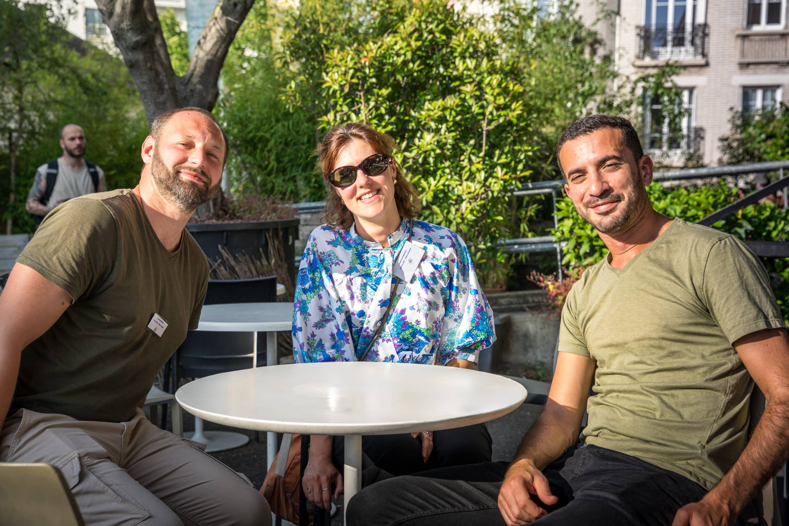 Étudiants et alumni Ionis-STM échangeant autour d’une table en extérieur lors d’un événement réseau.