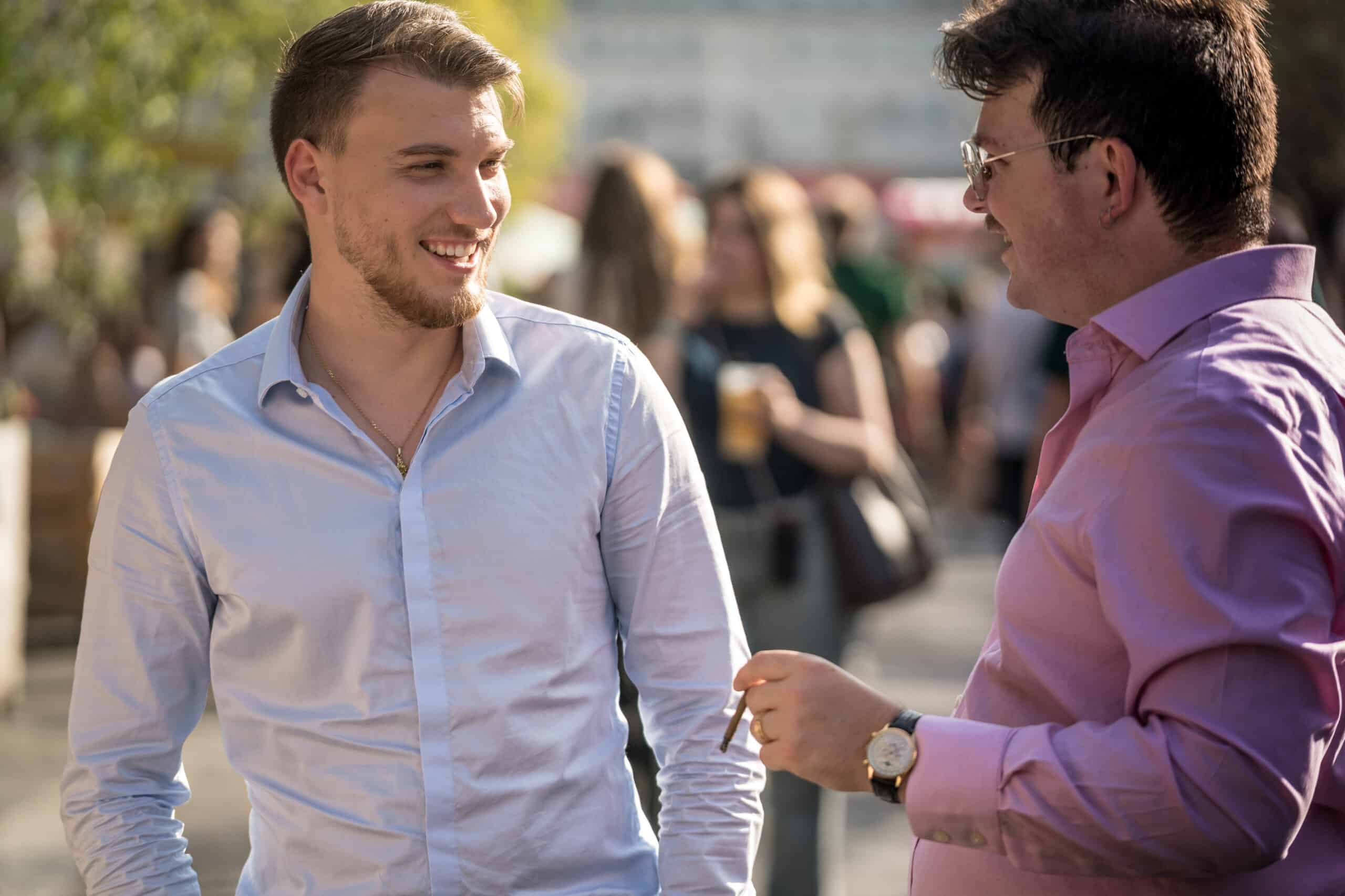 Deux participants échangeant lors d’un événement alumni Ionis-STM en extérieur.