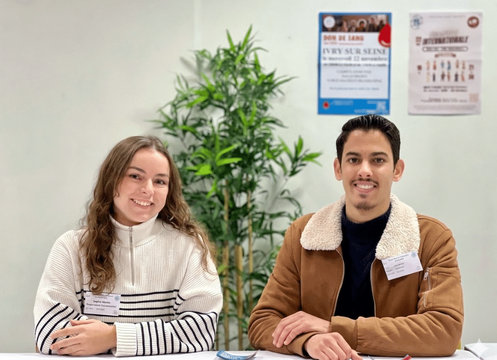 Étudiants bénévoles participant à l’organisation de la collecte de sang sur le campus