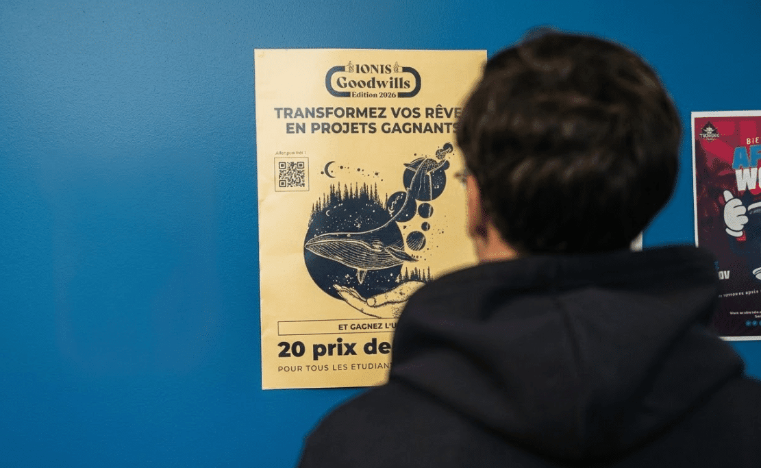 Étudiant découvrant l’affiche du concours Ionis Goodwills destiné à soutenir les projets étudiants