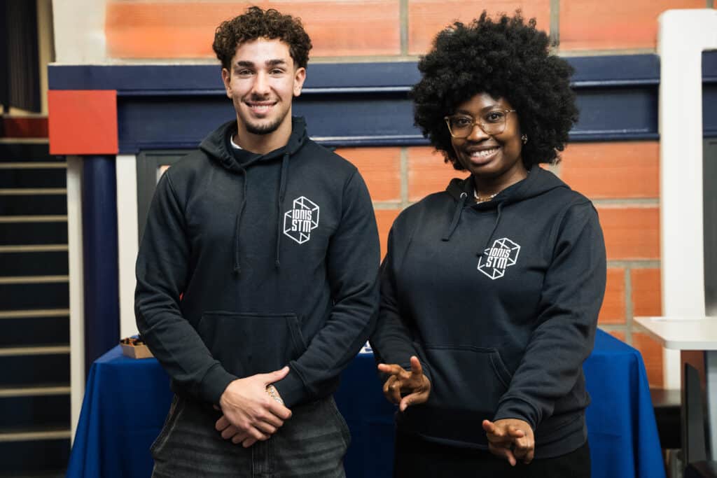 Étudiants de l’équipe admissions Ionis-STM disponibles pour répondre aux questions sur les Masters of Science, les admissions, les stages et l’alternance.
