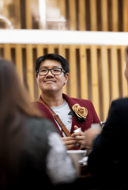 Alumni Ionis-STM échangeant lors d’un événement professionnel dans un environnement de networking