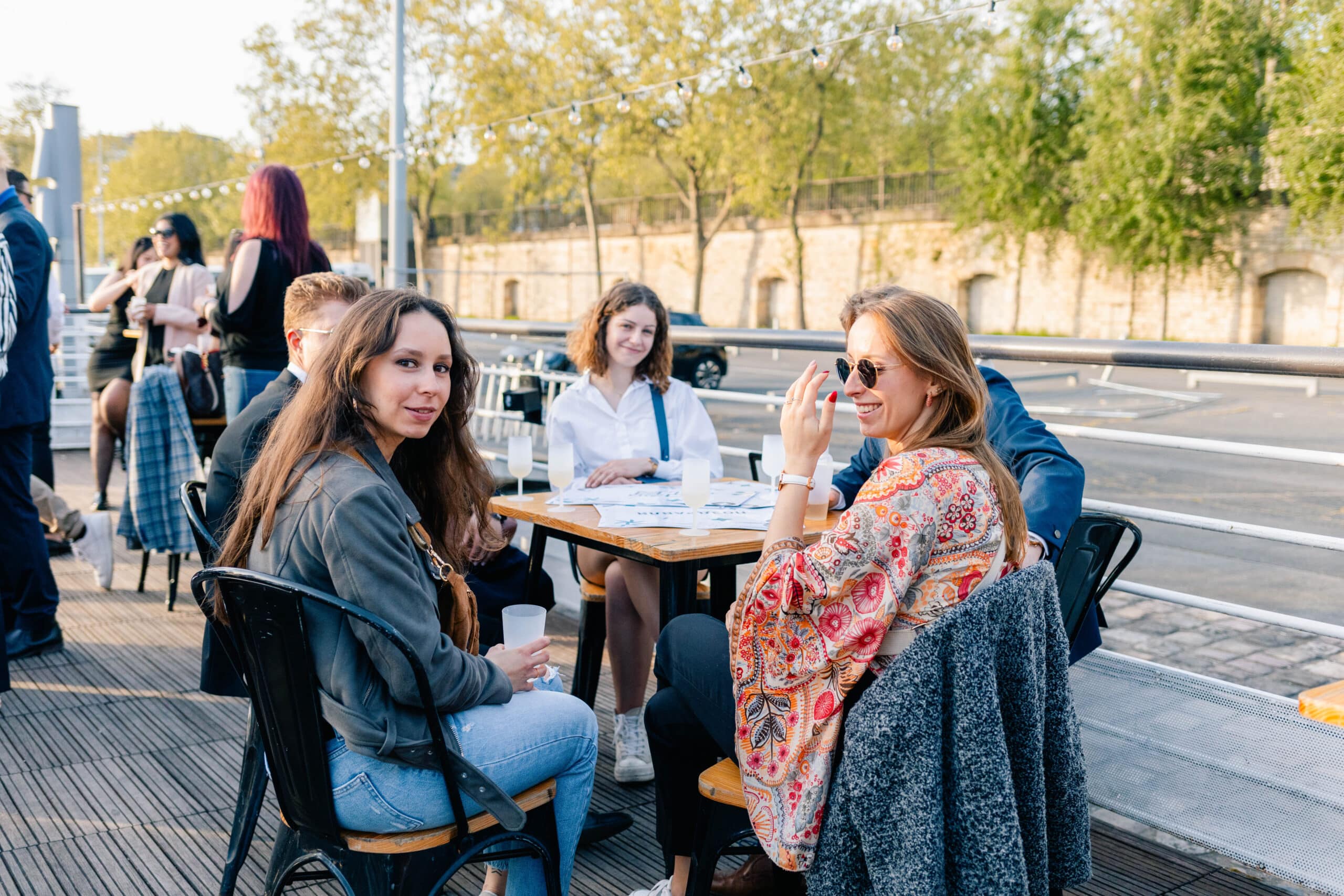 Étudiants Ionis-STM lors d’une soirée étudiante sur une péniche près de Saint-Michel à Paris
