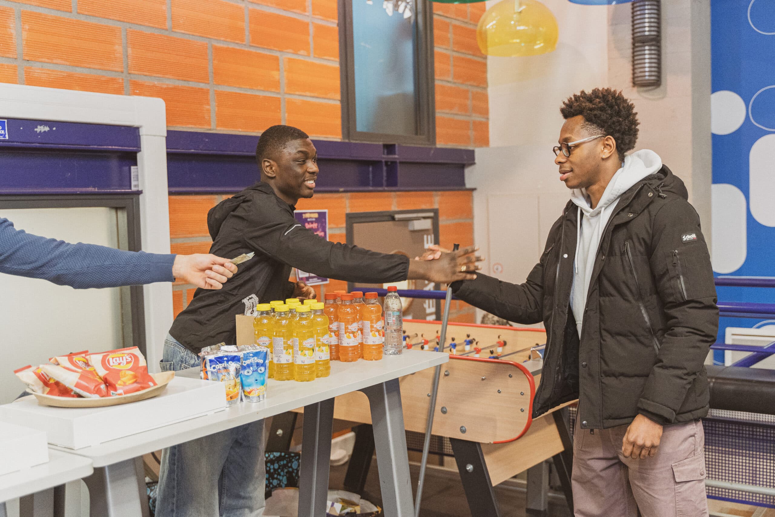 Étudiants participant à une vente de snacks organisée par le BDE sur le campus Ionis-STM