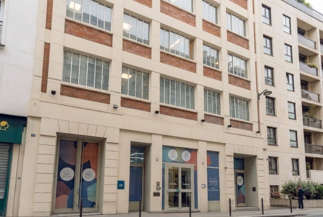 Entrée principale du campus de Ionis-STM à Paris, bâtiment principal avec salles de cours, direction, rooftop et services admissions