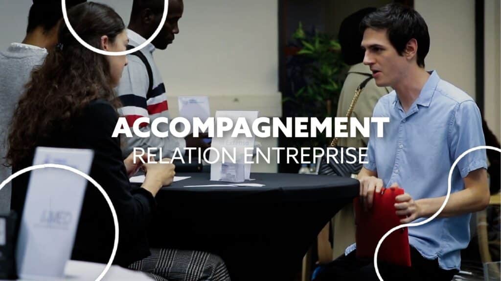 Étudiants Ionis-STM en échange avec un professionnel lors d’un forum entreprise pour accompagnement carrière