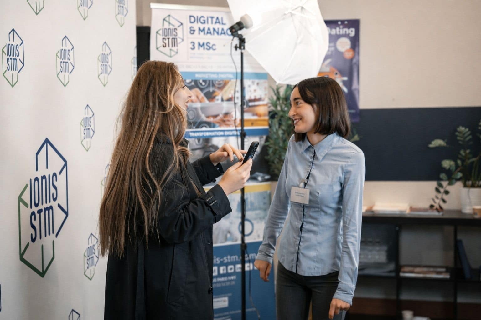 Étudiantes réalisant un shooting photo professionnel pour optimiser leur profil LinkedIn et leur image professionnelle