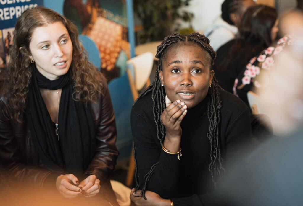 Étudiantes Ionis-STM échangeant lors d’un atelier collaboratif avec des professionnels dans le cadre d’un hackathon ou d’un défi entreprise