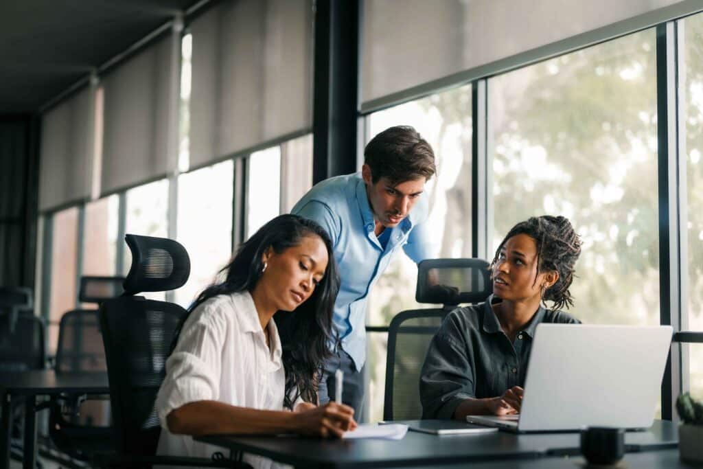Apprenants travaillant en équipe sur un projet en ingénierie pédagogique avec accompagnement formateur