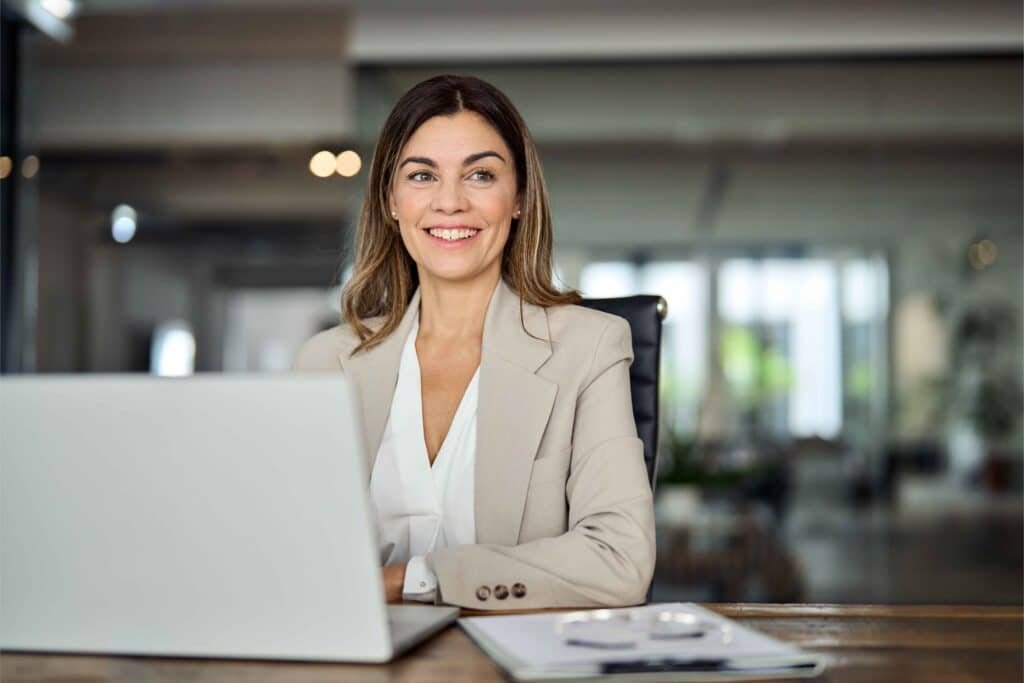 Professionnelle en ingénierie pédagogique travaillant sur la conception de formations digitales et blended learning