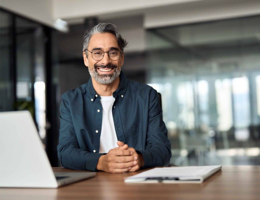 Professionnel en formation ingénierie pédagogique présentant un programme en blended learning