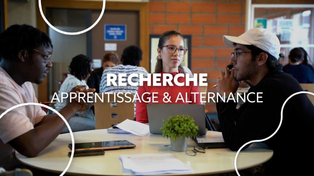 Étudiants travaillant sur leur recherche de stage et alternance lors d’un atelier CV et coaching carrière